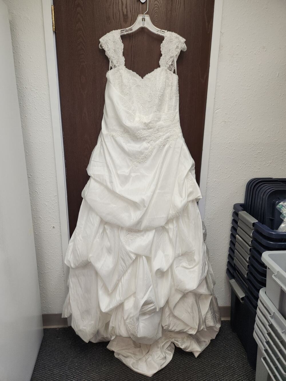 David's Bridal White Lace Appliqué Ball Gown Wedding Dress